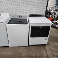 Whirlpool And Kenmore Large Capacity Washer And Dryer Set 