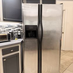 Frigidaire Side-by-Side Refrigerator – 26 cu ft – Ice & Water Dispenser