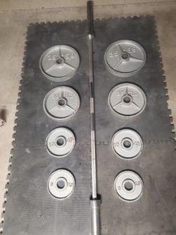 Olympic Weight Set. 7ft Solid 45lb Bar 2x35lbs 2x25lbs 2x10lbs 2x5lbs That's 200bs All Together With the Bar
