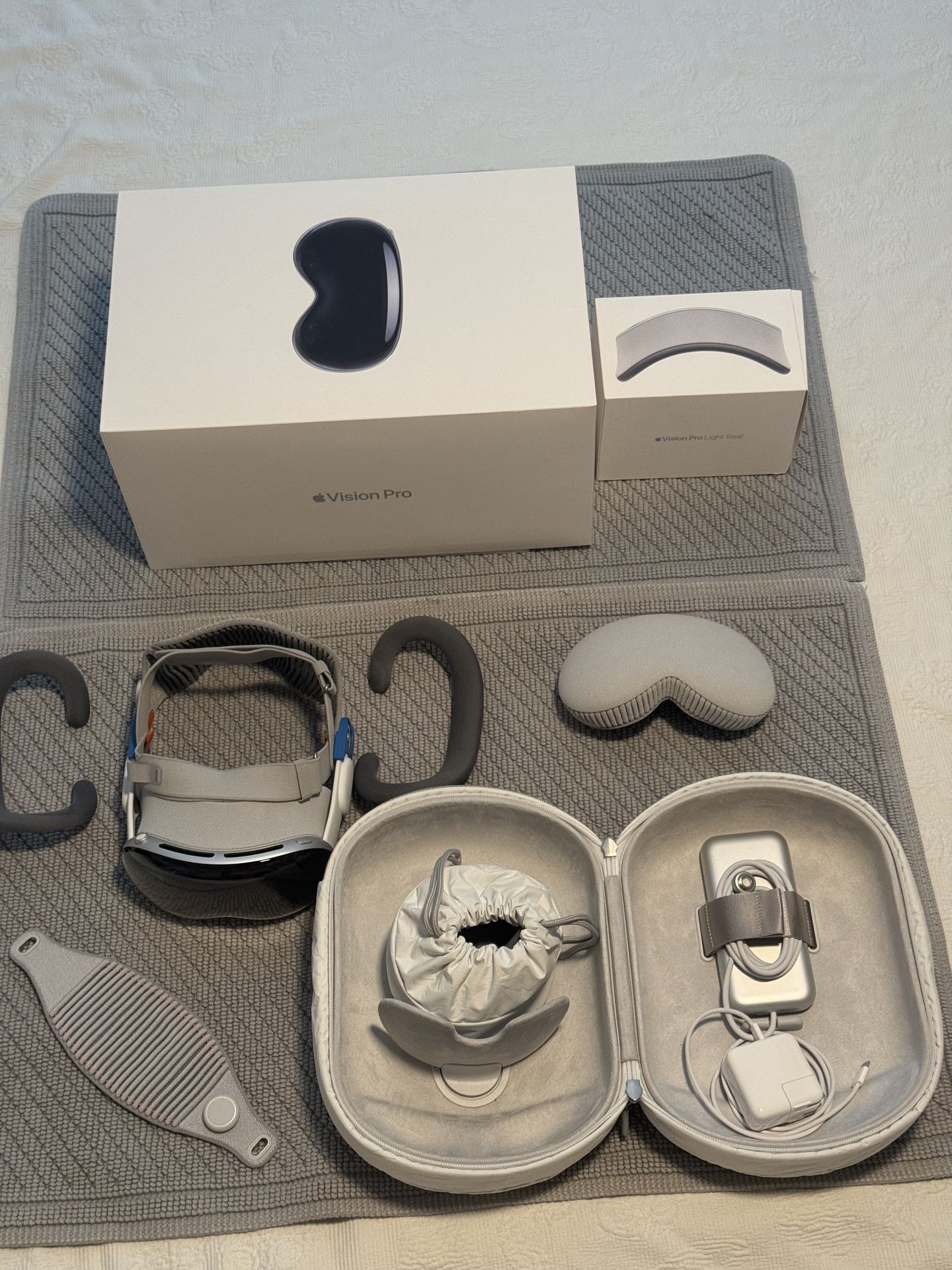Apple Vision Pro 256GB + AppleCare + Extras