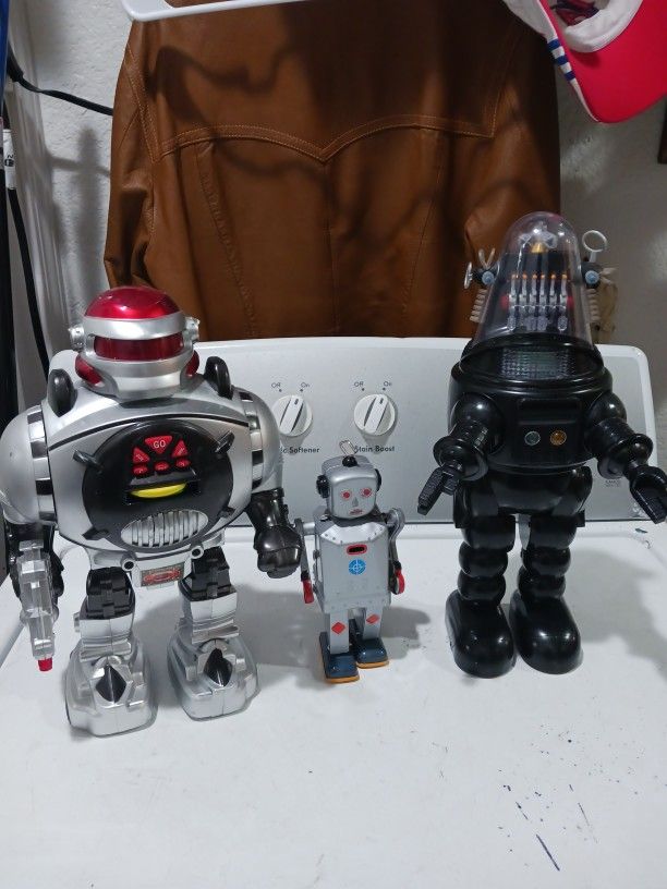 3 Vintage Robots.
1- Pathfinder Robot soldier, talk, walk and shoot discs.
2- Black Robbie the robot.
3- and the Sparkling Mike robot.
