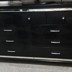 Black  Solid Wood 9- Drawer Dresser with Elegant Finishes