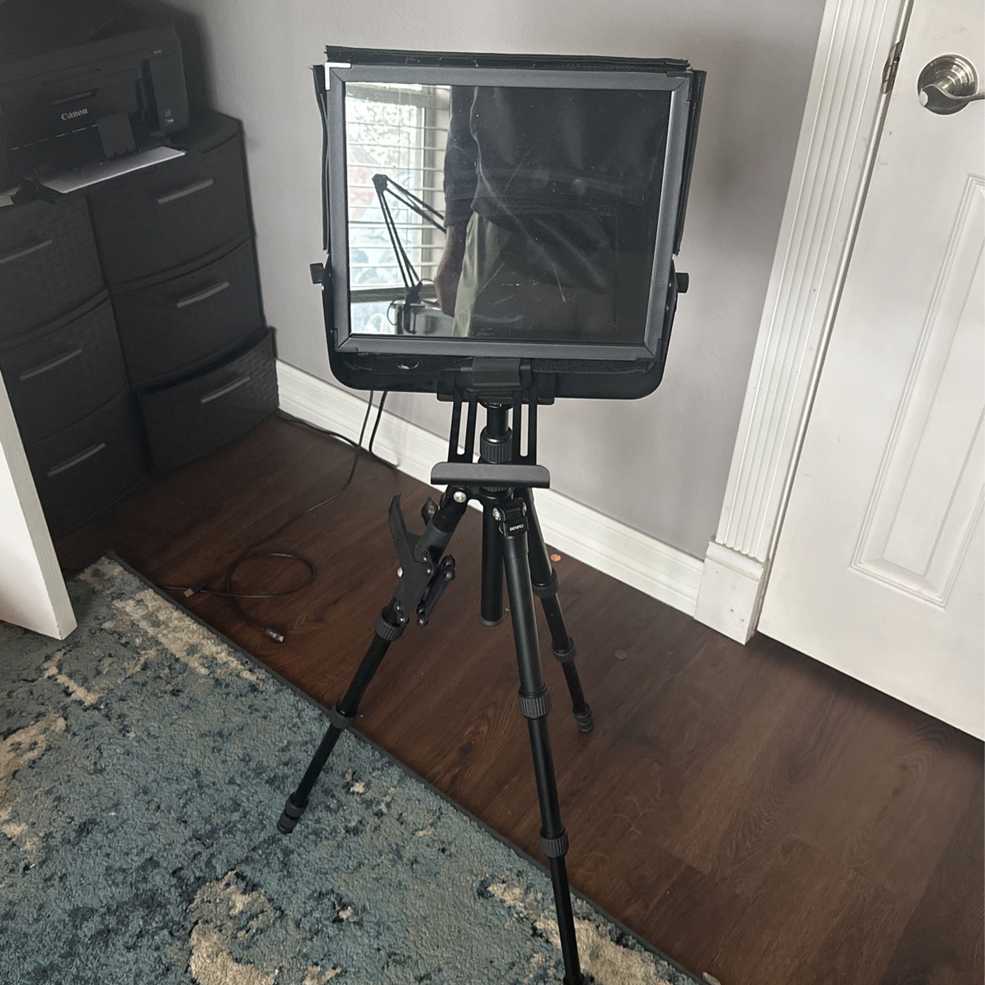 Glide gear Teleprompter And Tripod 