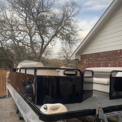 22’ Pontoon Boat
