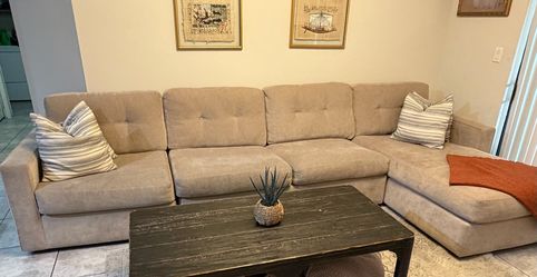 Sectional couch with Full pullout mattress