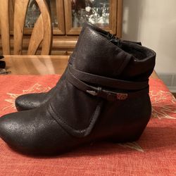 Womens size 7 Bare Traps low black boots