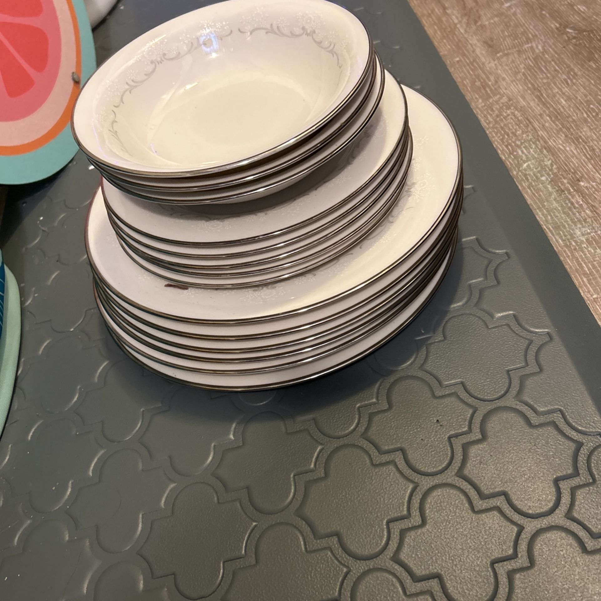 Noritake Ivory China Silverware (3 Bowls 11plates)