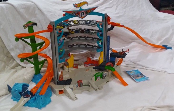 COMPLETE Hot Wheels Ultimate Garage with 18 Cars + 1 Helicopter
