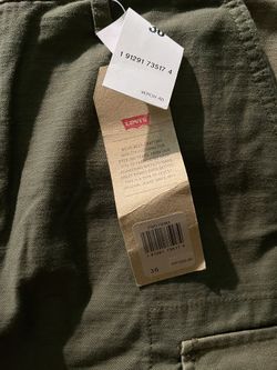(IF IT’S LISTED, IT’S AVAILABLE.) $15 Men’s Green Levi’s Cargo Shorts Size 36