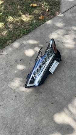Nissan maxima 2022 left side headlight OEM