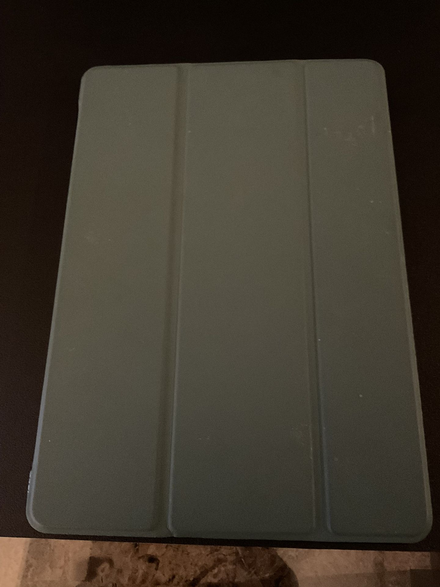 iPad 8 A2270 32GB w/Case