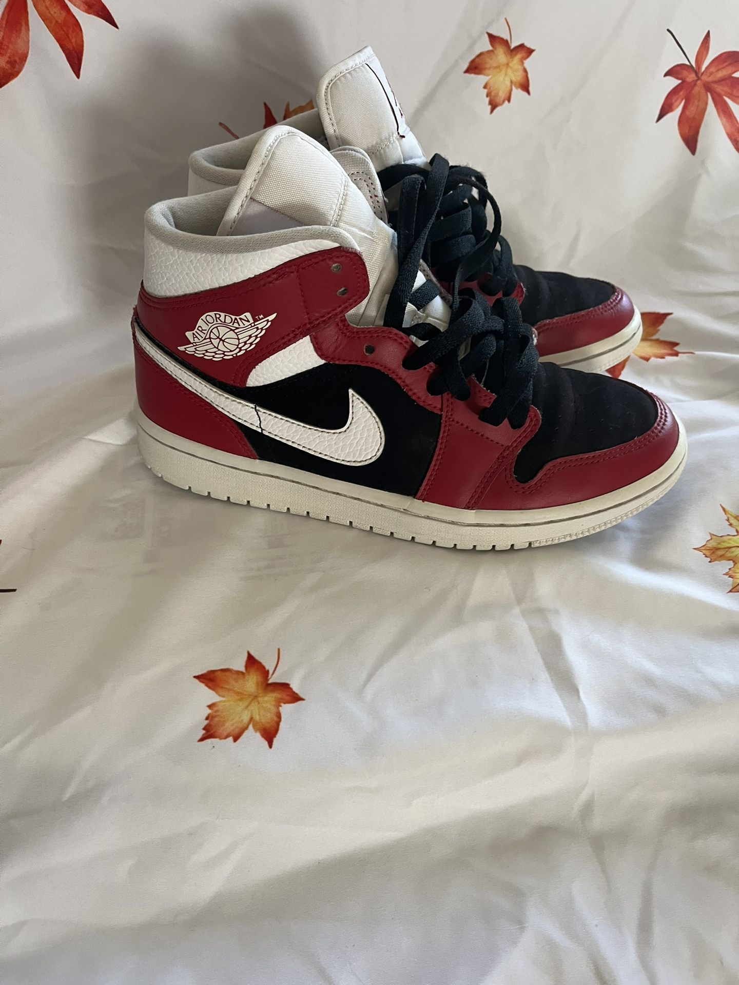 Nike Tennis Shoes Size 7.5