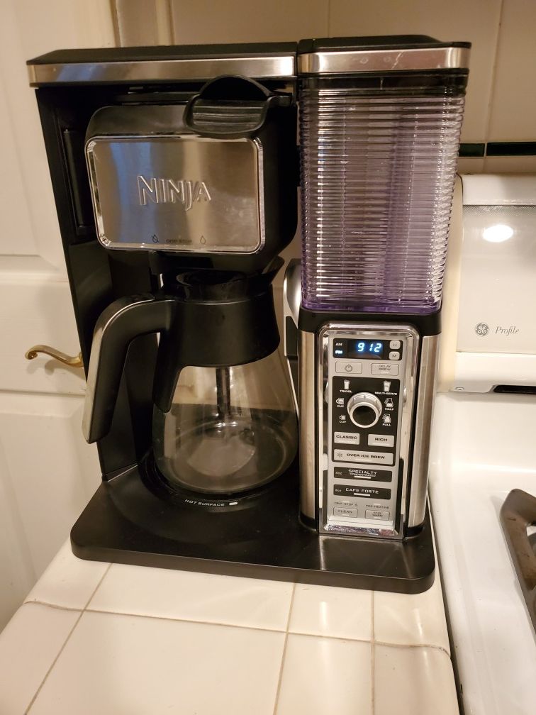 Ninja CF091 coffee maker with frother