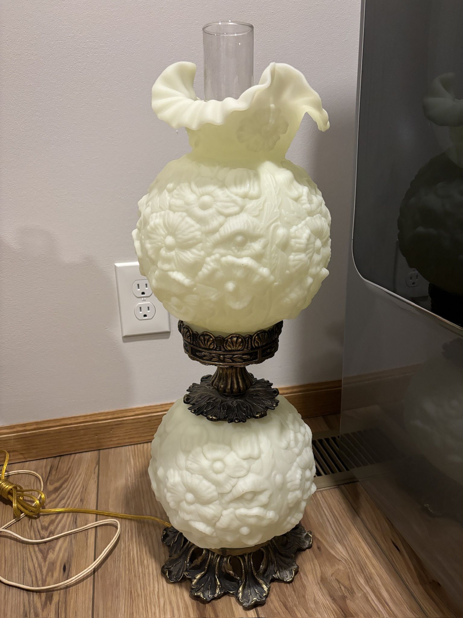 Vintage Fenton Custard Glass Custard Poppy Gone with the Wind Lamp 3 way lamp Uranium