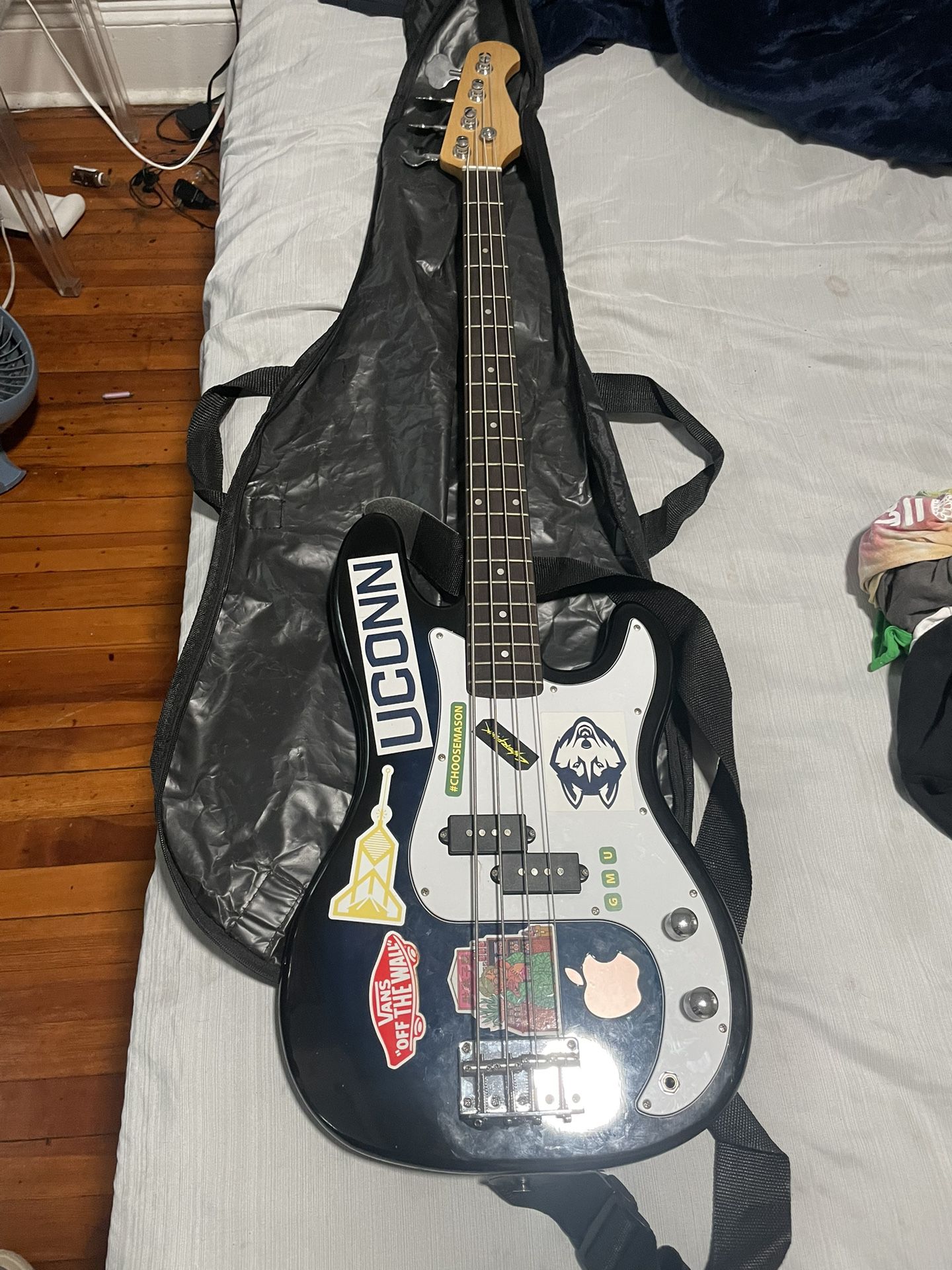 Bass Guitar & Fender RUMBLE 25 AMPS 