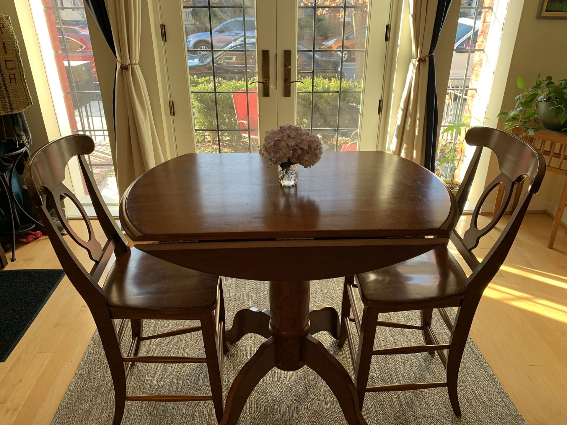 Solid wood 42” (diameter) x 36” (tall) table with two chairs and rug