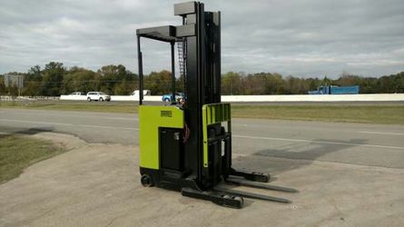Clark reach forklift great battery