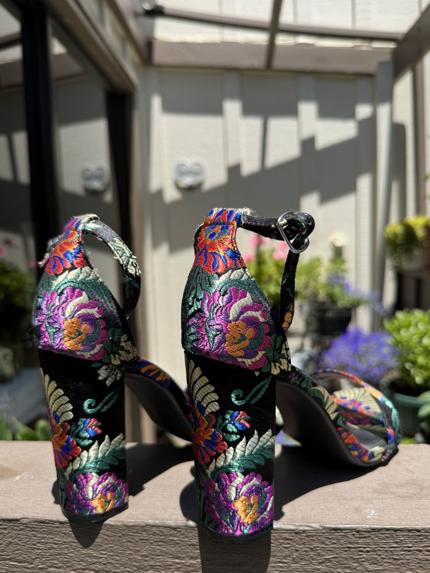 New/Never Worn Embroidered Multicolor Steve Madden HeelsðŸ‘