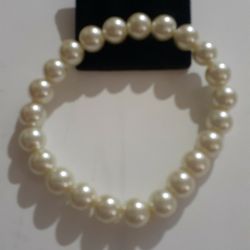 A Very Nice Custume Pearl bracelet And A Matching pair Pierced earrings 