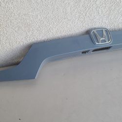2018 - 2022 HONDA ACCORD TRUNK MOLDING GARNISH PANEL FINISH GENUINE USED OEM.  Alm