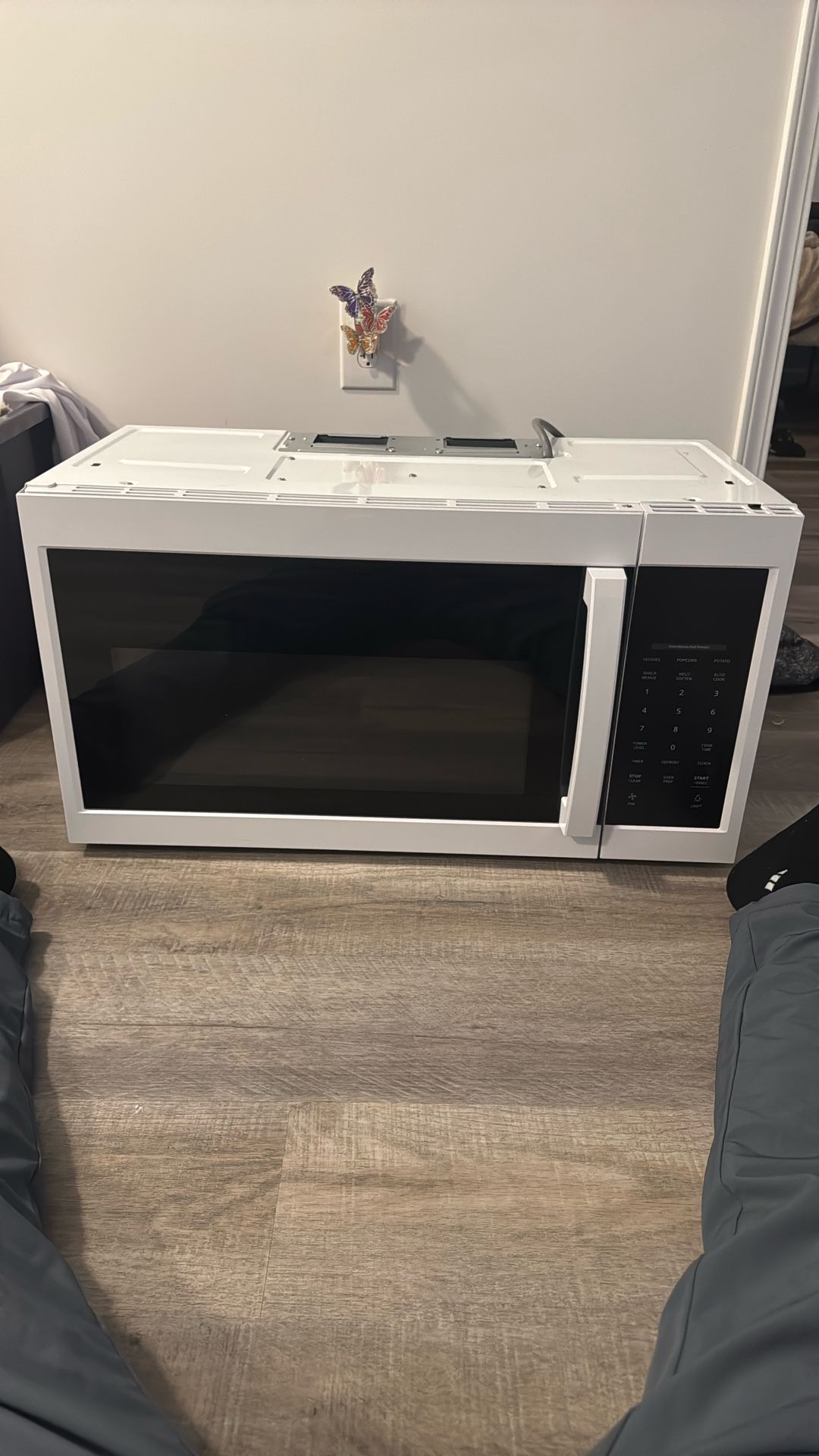 1000-Watt Over the Range Microwave in White