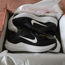 Nike Women's Winflo 10