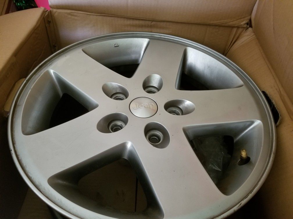 Jeep Rubicon 17" stock wheels