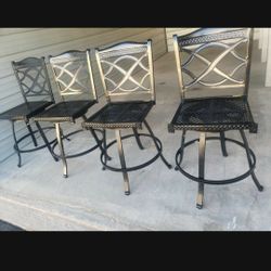 4 Bar Stools Heavy Duty Excellent Condition 24"