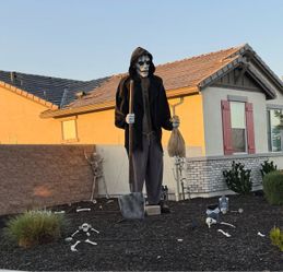 Lowe’s Exclusive 12-ft Animated Bone Collector