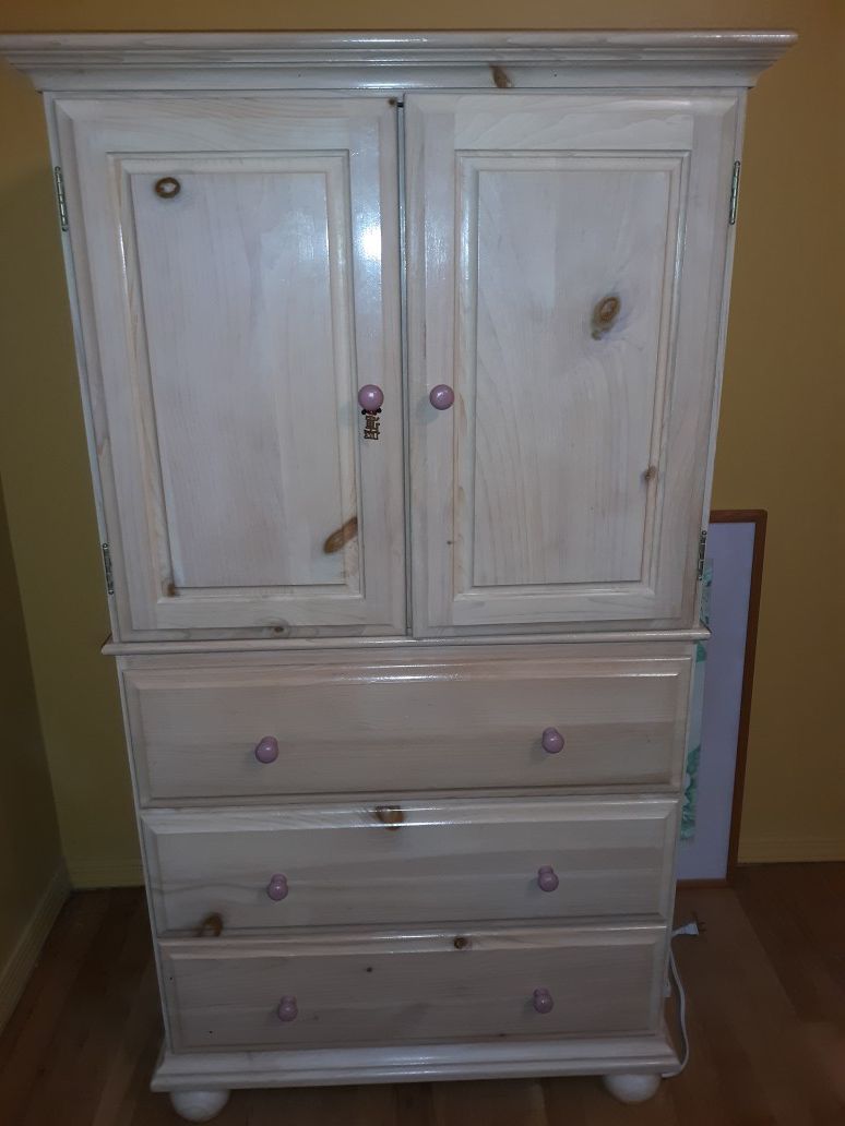 Child's dresser. Top has shelf or can hold tv