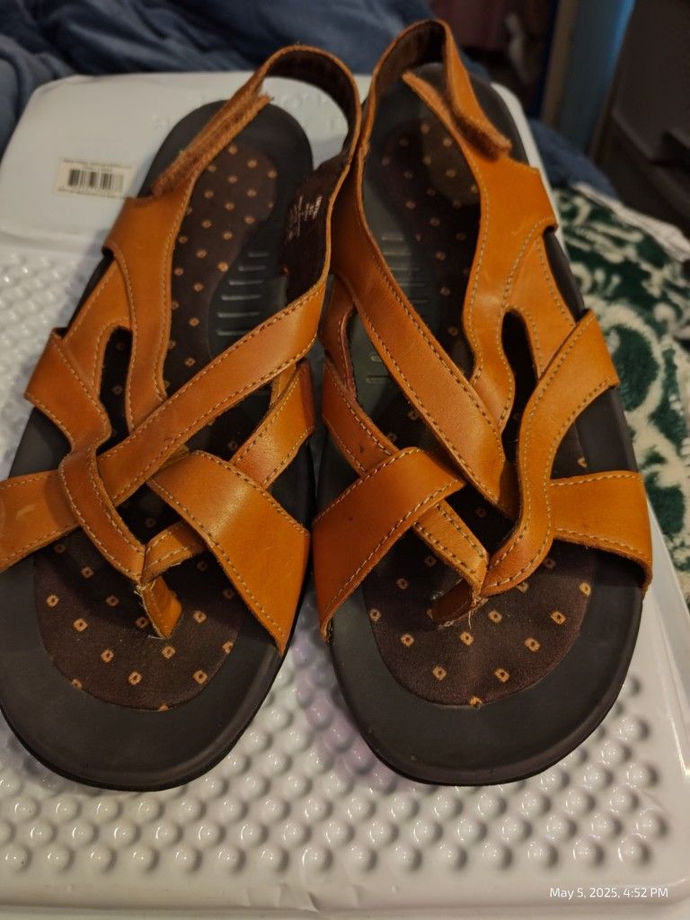 LANDS END SANDALS SIZE 9