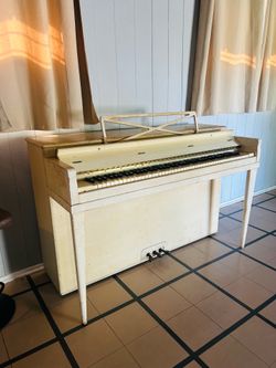 Vintage Piano works Well