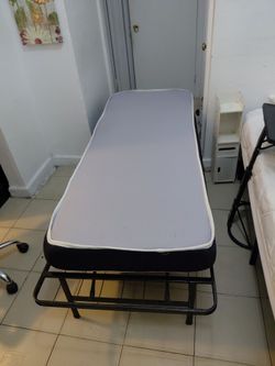 Cama metálica pequeña, con colchón