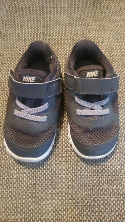 Tennis nike for boys zise 5
