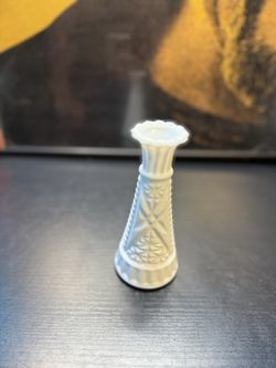 Vintage White Milk Glass Stars and Bars Bud Vase 6.5” Scalloped Rim￼