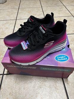 BRAND NEW SKETCHERS 7.5