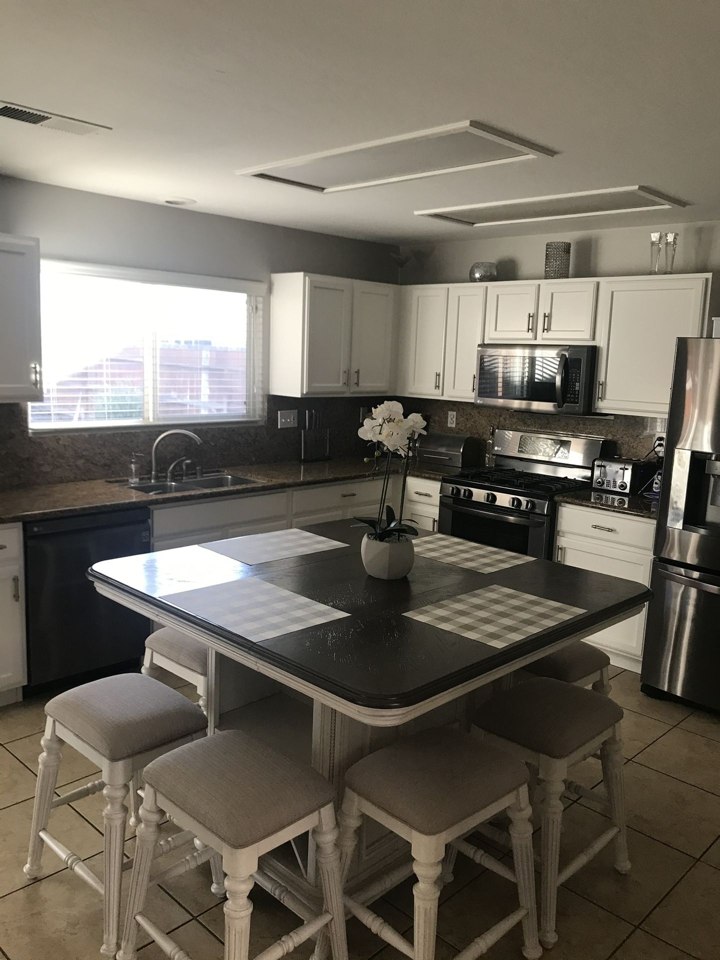 Counter Top Table With 8 Stools