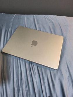 Macbook Neo Silver, 500gb, 8gb RAM with Touch ID, new, healthy battery!
