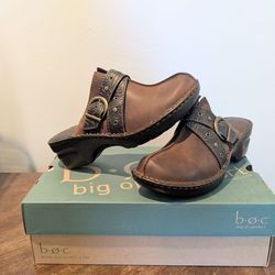 Leather clogs
