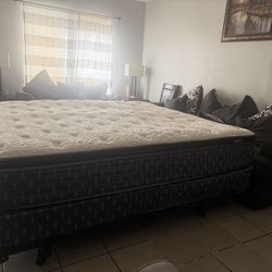 colchon king size  Con armazón de metal y  box springs