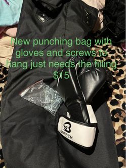 New Punching bag with gloves and screws