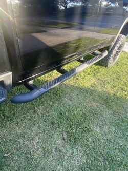 Crew Cab 4-Inch Round Assist Steps in Black