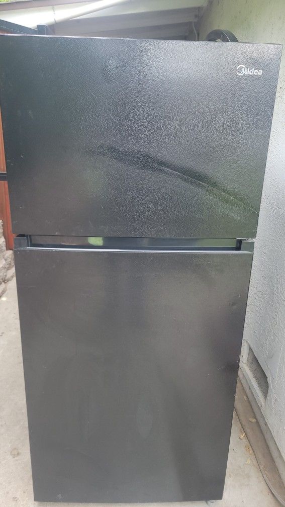 MIDEA 30" REFRIGERATOR WORKS GREAT CAN DELIVER