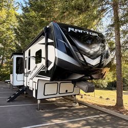 Beautiful Keystone Raptor 352 Toy Hauler