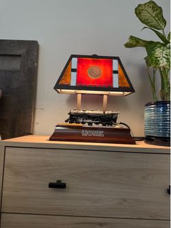 Lionel train lamp and station