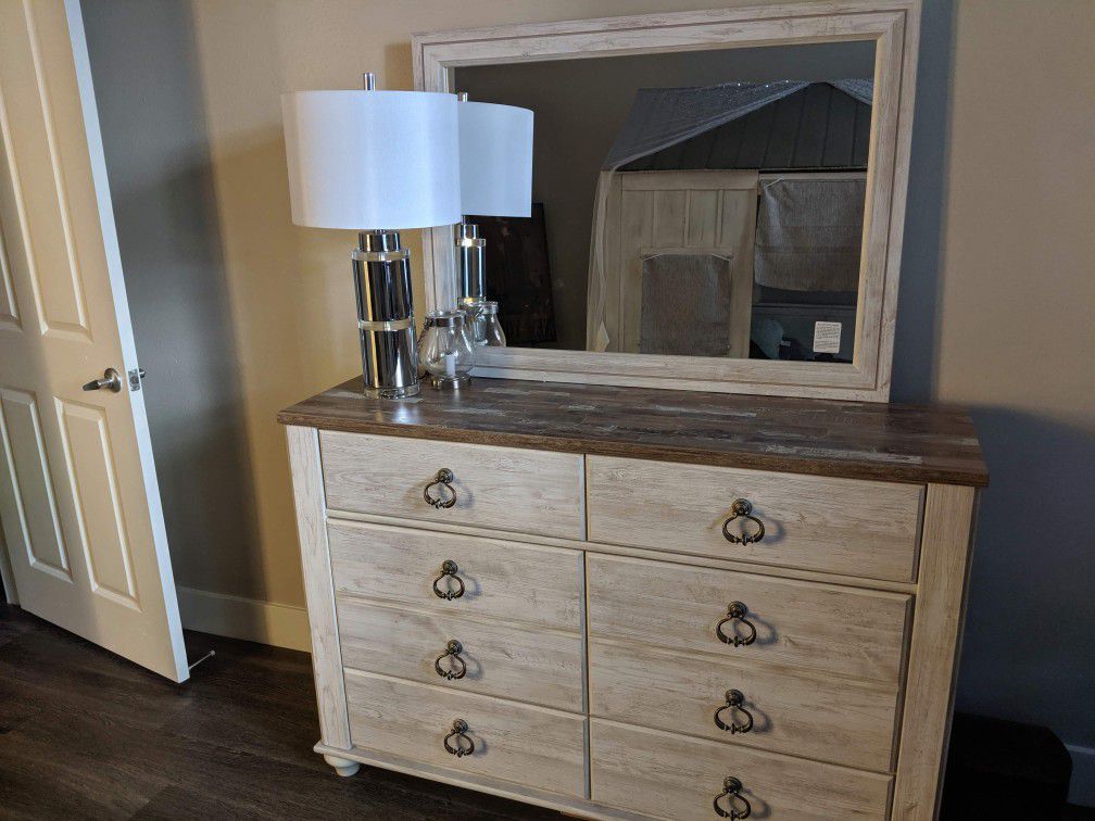 Dresser from Ashley Furniture, only 4 months old Mint condition
