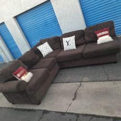 Beautiful Sectional Couch 🛋 Dark Brown,  Very Clean 