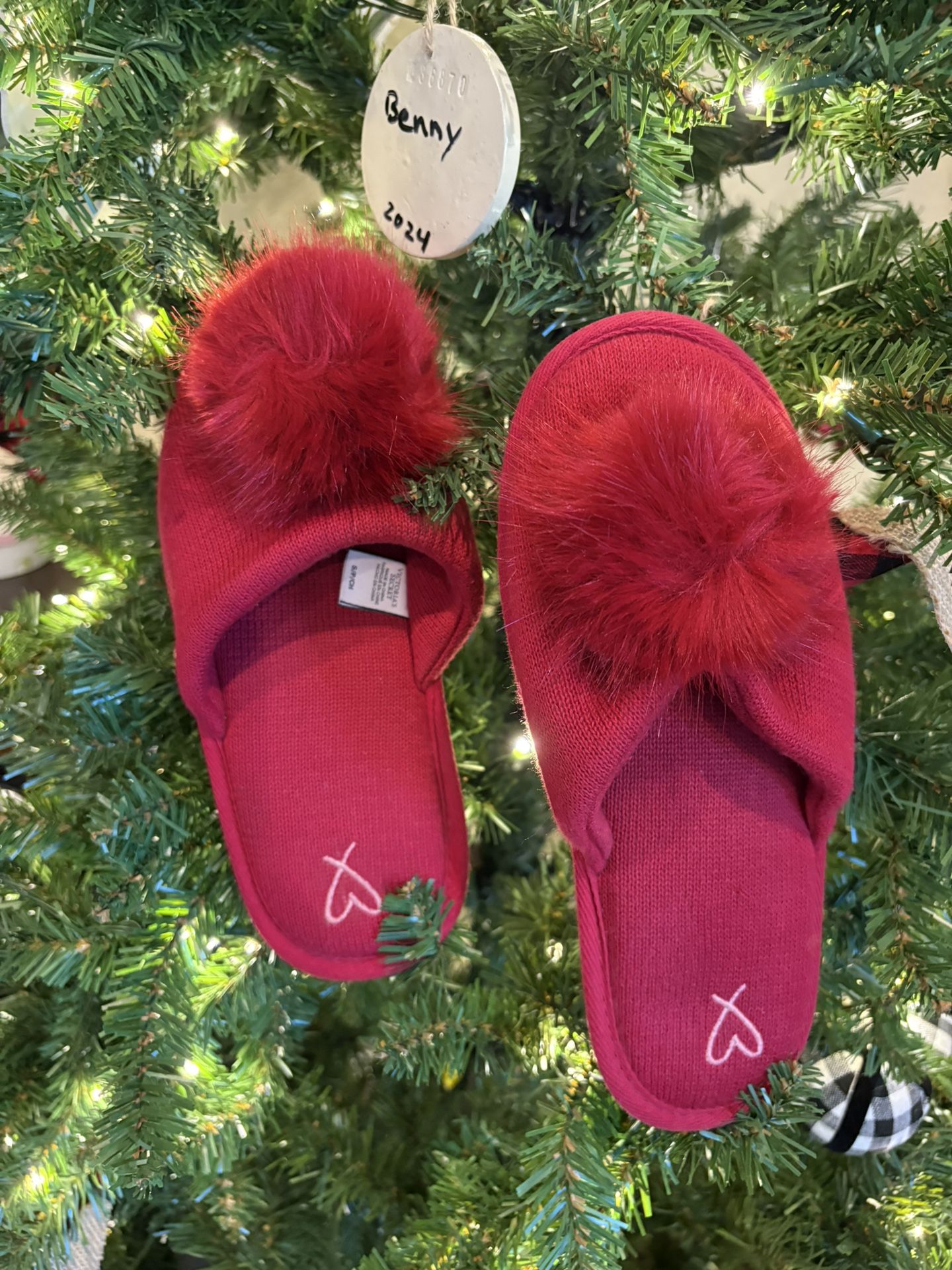 🎄Victoria’s Secret Red Velvet Slippers 🧚🏼♀️