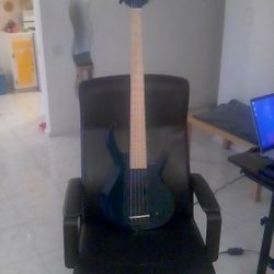 Bass 5 String Marcus Miller M2 In New Condition