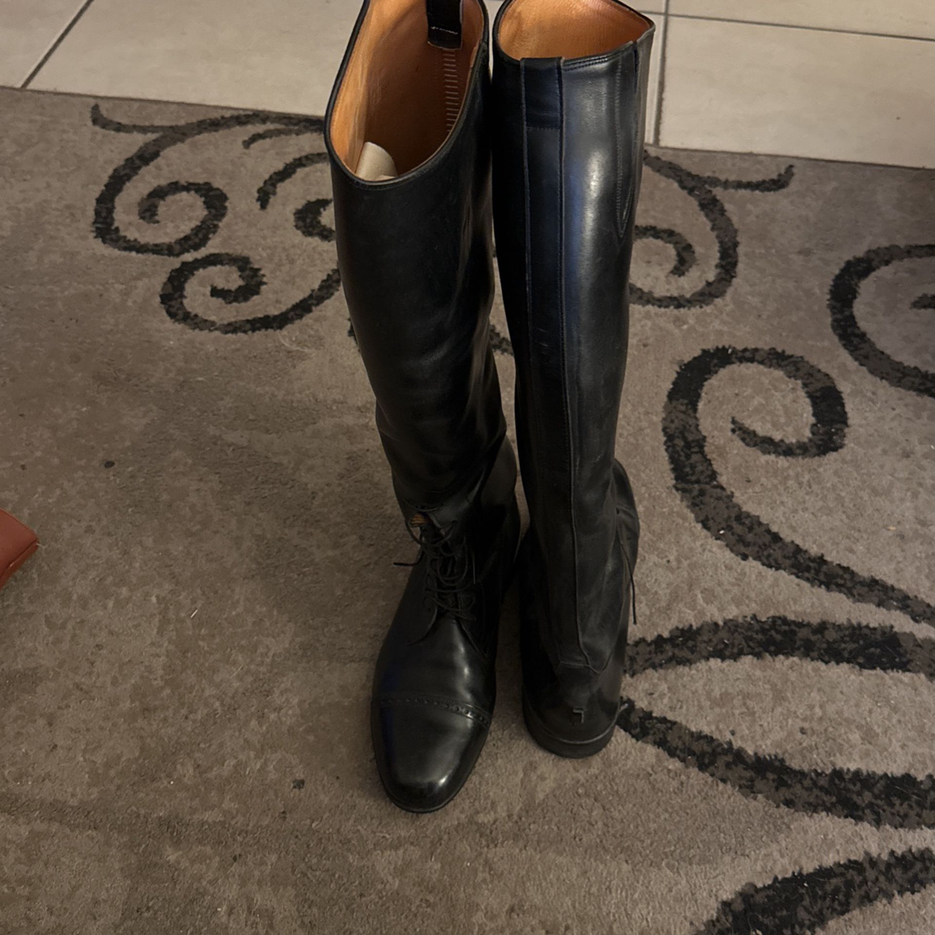 men’s or woman’s horse riding boots 